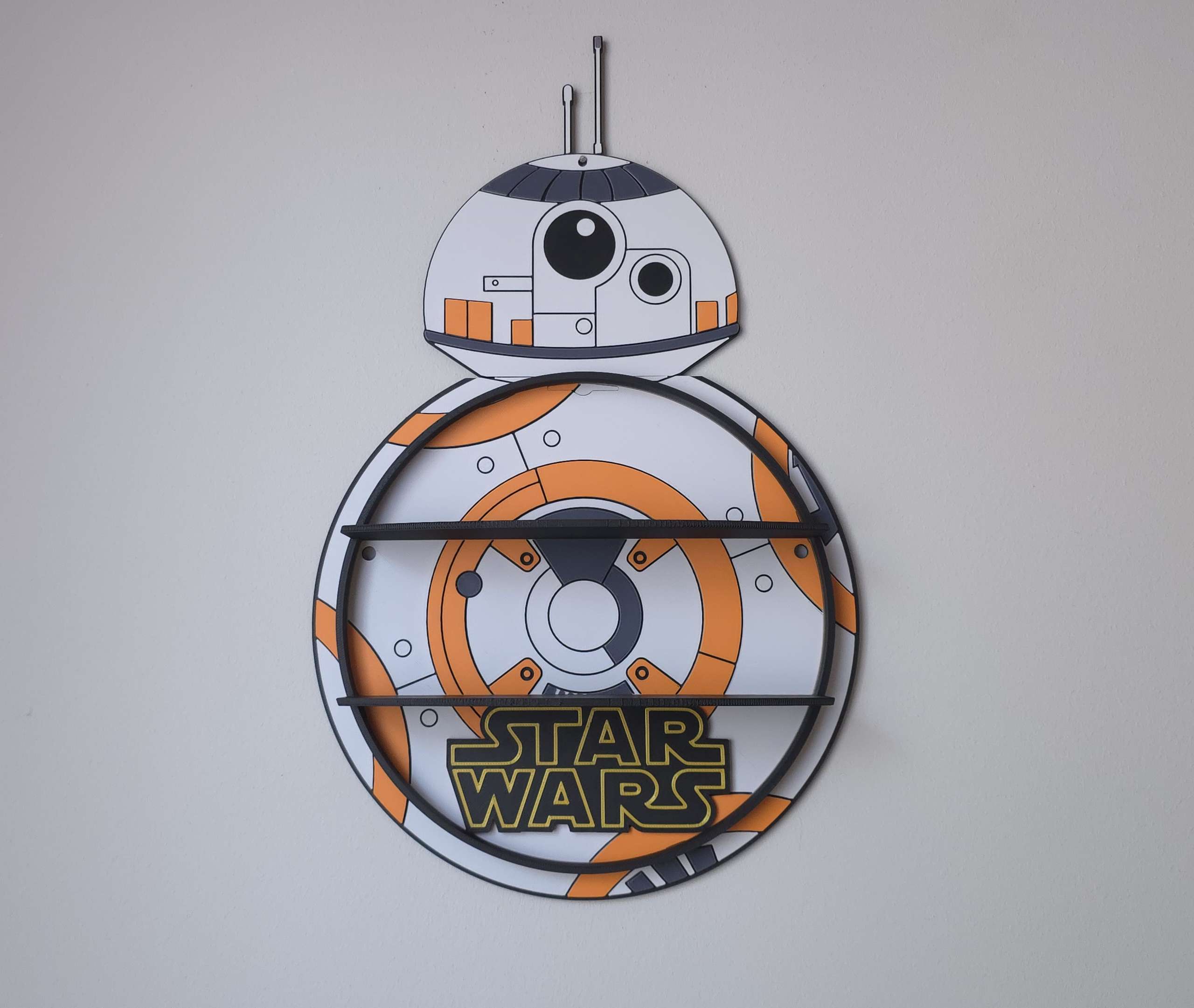 Pusta półka ścienna w kształcie droida BB-8 z logo Star Wars do ekspozycji figurek, kolor biało-pomarańczowy.