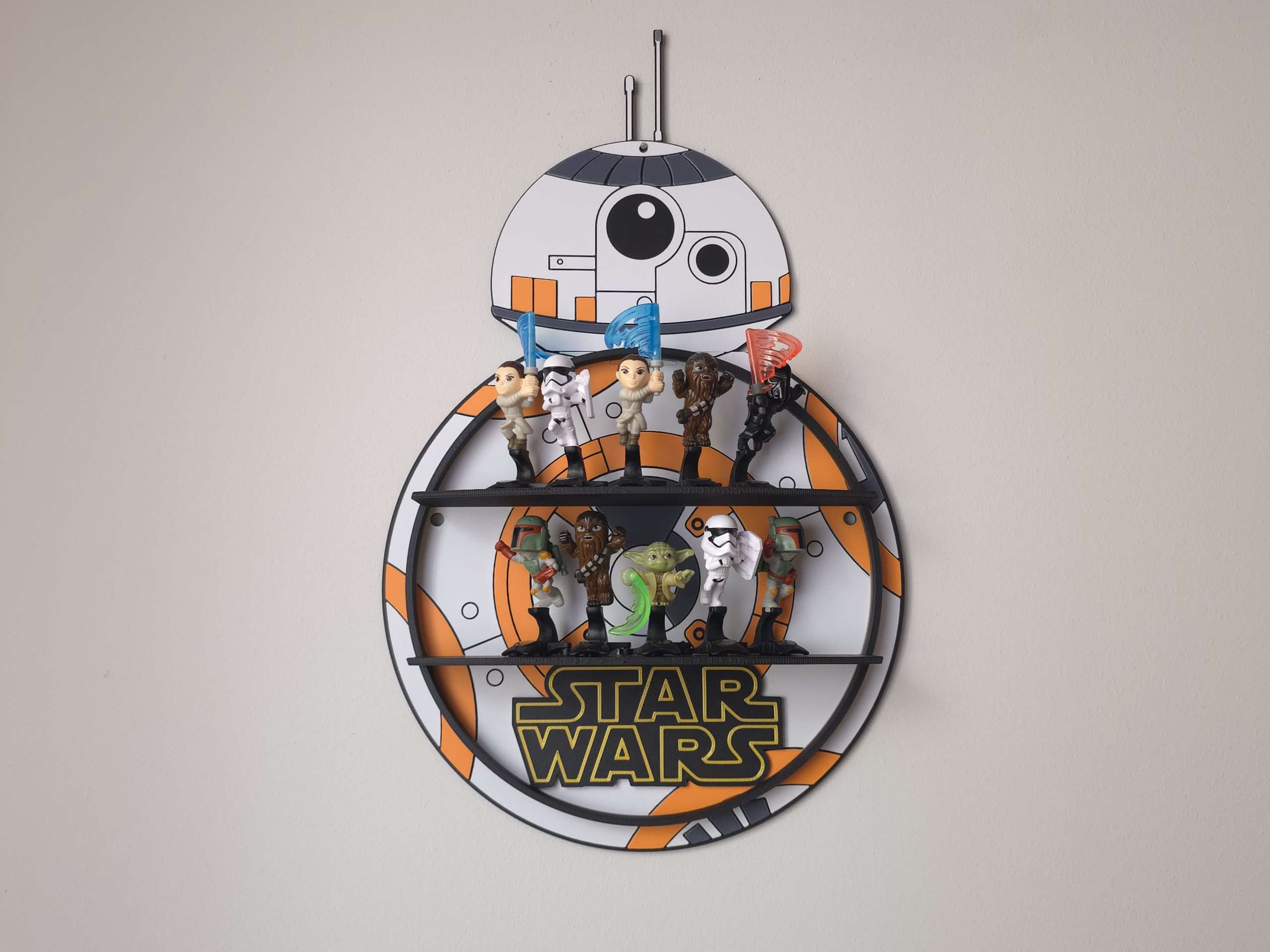 Organizer ścienny BB-8 wypełniony figurkami Star Wars – widok z przodu na dwie listwy ekspozycyjne na zabawki.