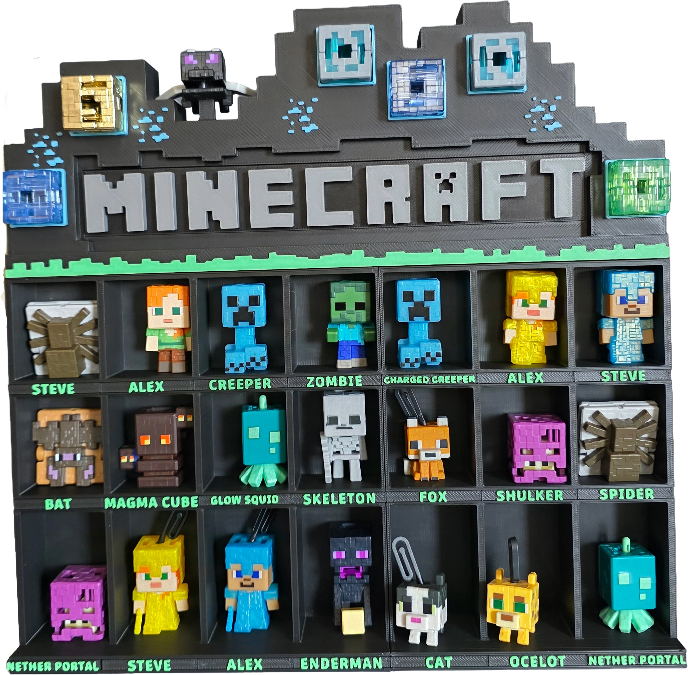 Czarna półka z wydruku 3D na figurki z gry Minecraft z wymiennymi napisami postaci i zielonymi detalami.